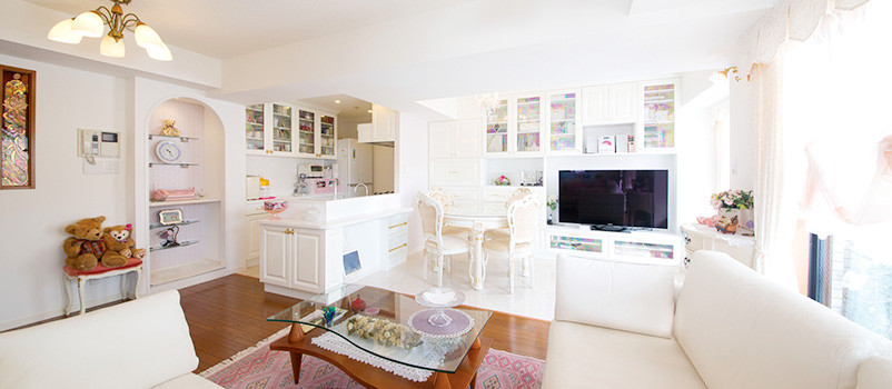 ロマンちっくな白×金×ピンクのヨーロピアンテイストの部屋